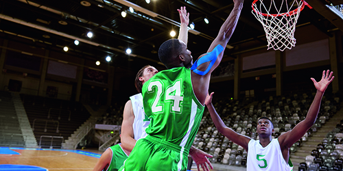 Kvinde iført træningstøj og et knæbind bruger et sjippetov udendørs. Kvinde iført træningstøj og et knæbind bruger et sjippetov udendørs.